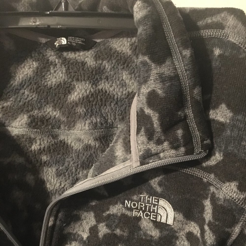 The North Face Men's XL 1/4 Zip Up Sweater City Camo